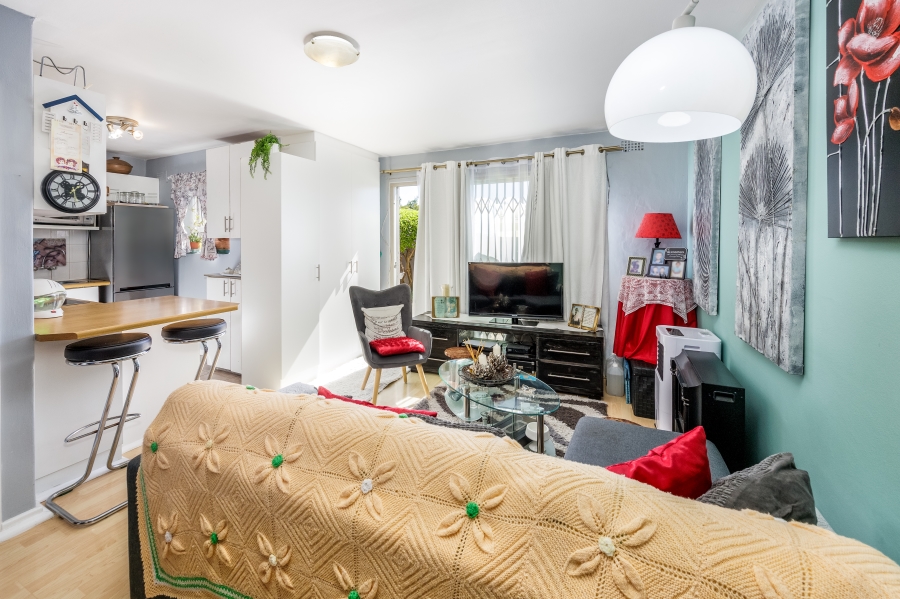 1 Bedroom Property for Sale in Uitzicht Western Cape